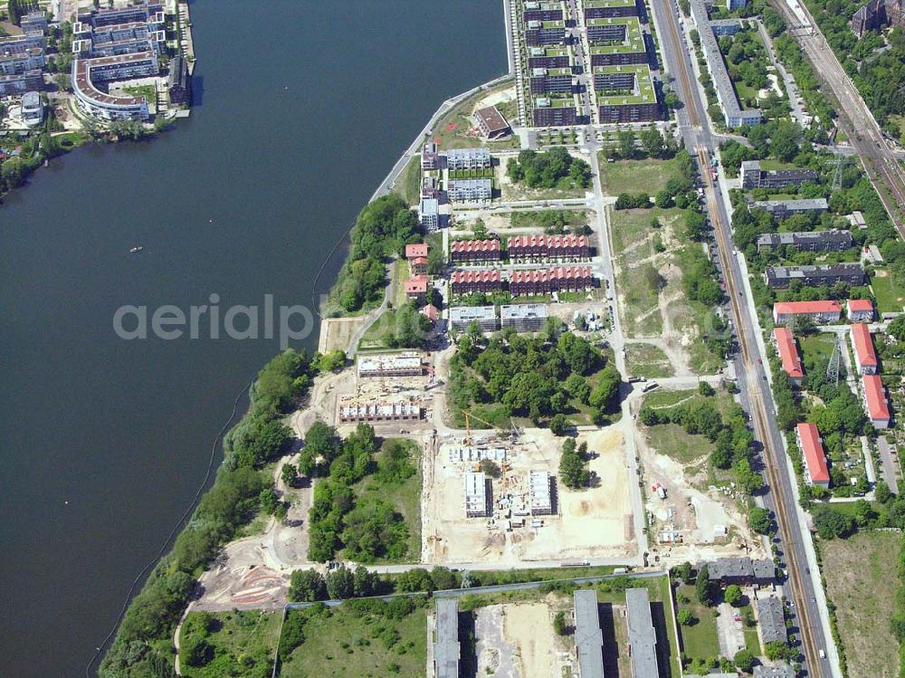 Aerial image Berlin - Rummelsburg - 26.05.2005 Sanierung der Knabenhäuser und Baustelle Berlin Terrace Berlin Rummelsburg.Die gelb verklinkerten, Mitte des 19. Jahrhunderts errichteten Gebäude des ehemaligen Friedrichs-Waisenhauses stehen direkt am Wasser. Das von der Wasserstadt GmbH konzipierte Wohnmodell Berlin Terrace ist eine architektonische und städtebauliche Antwort auf die sozialen und ökonomischen Anforderungen des 21. Jahrhunderts.