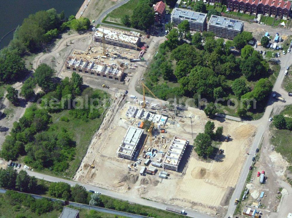 Aerial photograph Berlin - Rummelsburg - 26.05.2005 Sanierung der Knabenhäuser und Baustelle Berlin Terrace Berlin Rummelsburg.Die gelb verklinkerten, Mitte des 19. Jahrhunderts errichteten Gebäude des ehemaligen Friedrichs-Waisenhauses stehen direkt am Wasser. Das von der Wasserstadt GmbH konzipierte Wohnmodell Berlin Terrace ist eine architektonische und städtebauliche Antwort auf die sozialen und ökonomischen Anforderungen des 21. Jahrhunderts.