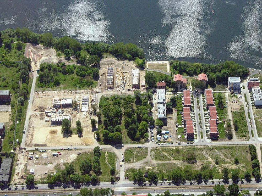 Berlin - Rummelsburg from above - 26.05.2005 Sanierung der Knabenhäuser und Baustelle Berlin Terrace Berlin Rummelsburg.Die gelb verklinkerten, Mitte des 19. Jahrhunderts errichteten Gebäude des ehemaligen Friedrichs-Waisenhauses stehen direkt am Wasser. Das von der Wasserstadt GmbH konzipierte Wohnmodell Berlin Terrace ist eine architektonische und städtebauliche Antwort auf die sozialen und ökonomischen Anforderungen des 21. Jahrhunderts.