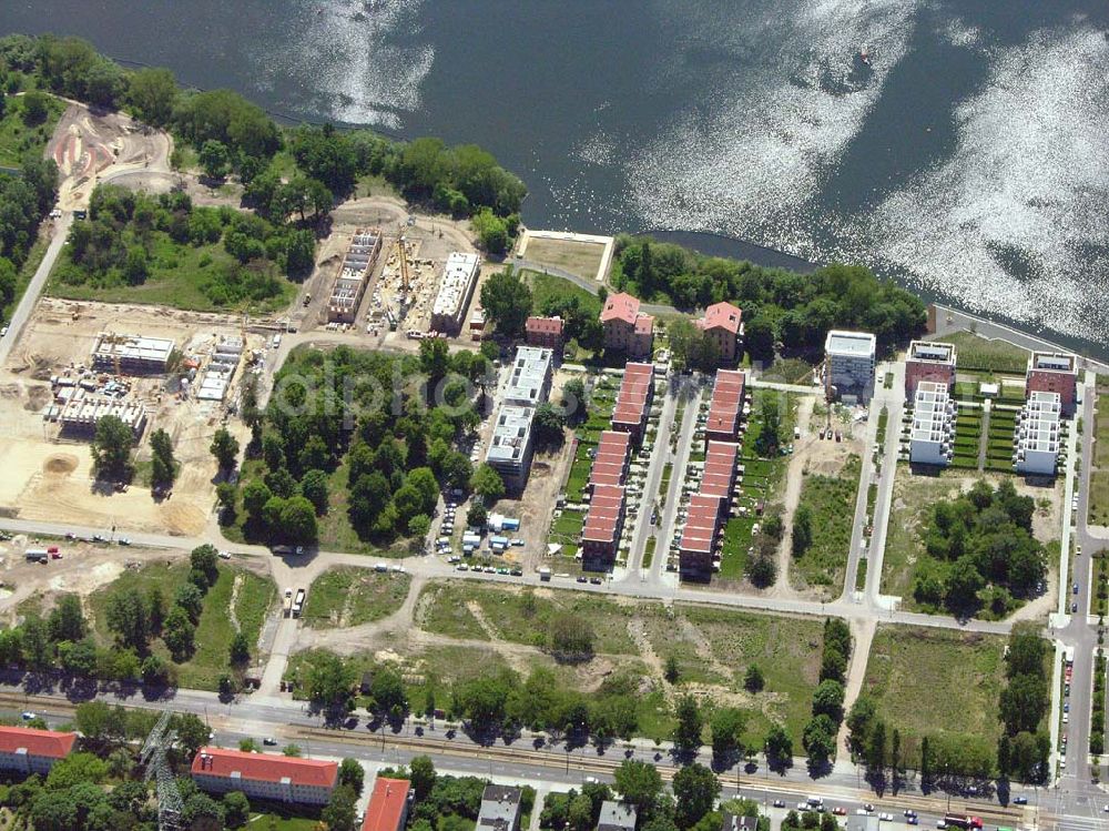 Berlin - Rummelsburg from the bird's eye view: 26.05.2005 Sanierung der Knabenhäuser und Baustelle Berlin Terrace Berlin Rummelsburg.Die gelb verklinkerten, Mitte des 19. Jahrhunderts errichteten Gebäude des ehemaligen Friedrichs-Waisenhauses stehen direkt am Wasser. Das von der Wasserstadt GmbH konzipierte Wohnmodell Berlin Terrace ist eine architektonische und städtebauliche Antwort auf die sozialen und ökonomischen Anforderungen des 21. Jahrhunderts.