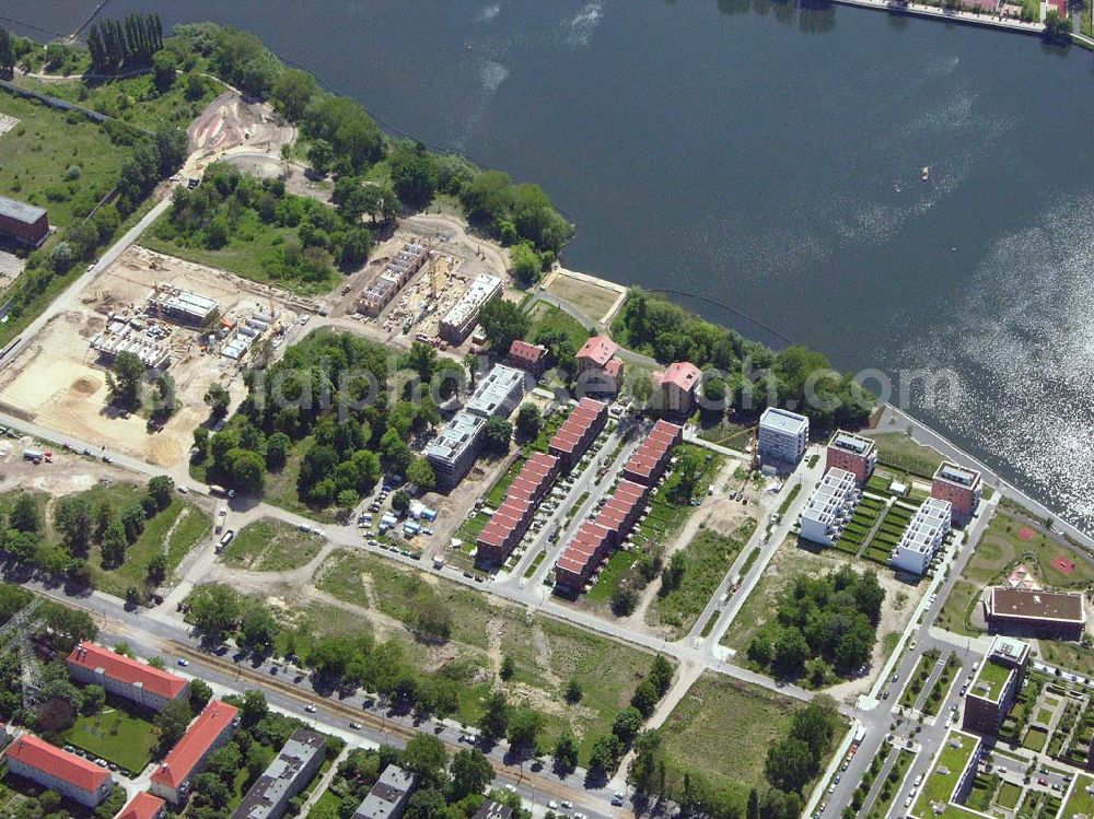 Aerial image Berlin - Rummelsburg - 26.05.2005 Sanierung der Knabenhäuser und Baustelle Berlin Terrace Berlin Rummelsburg.Die gelb verklinkerten, Mitte des 19. Jahrhunderts errichteten Gebäude des ehemaligen Friedrichs-Waisenhauses stehen direkt am Wasser. Das von der Wasserstadt GmbH konzipierte Wohnmodell Berlin Terrace ist eine architektonische und städtebauliche Antwort auf die sozialen und ökonomischen Anforderungen des 21. Jahrhunderts.