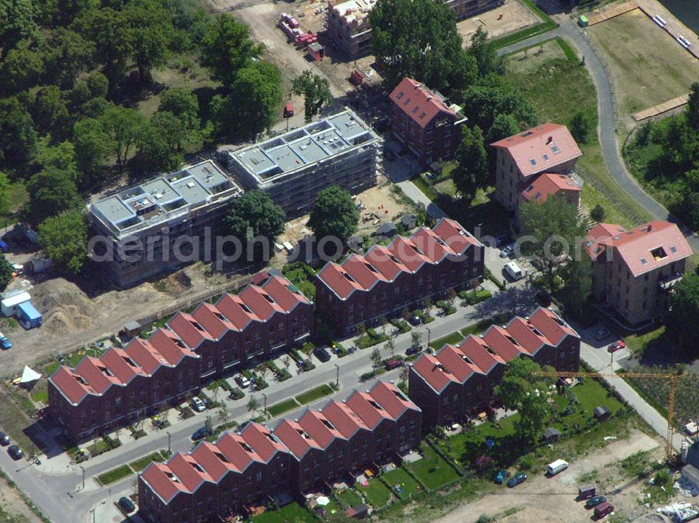 Aerial photograph Berlin - Rummelsburg - 26.05.2005 Sanierung der Knabenhäuser und Baustelle Berlin Terrace Berlin Rummelsburg.Die gelb verklinkerten, Mitte des 19. Jahrhunderts errichteten Gebäude des ehemaligen Friedrichs-Waisenhauses stehen direkt am Wasser. Das von der Wasserstadt GmbH konzipierte Wohnmodell Berlin Terrace ist eine architektonische und städtebauliche Antwort auf die sozialen und ökonomischen Anforderungen des 21. Jahrhunderts.