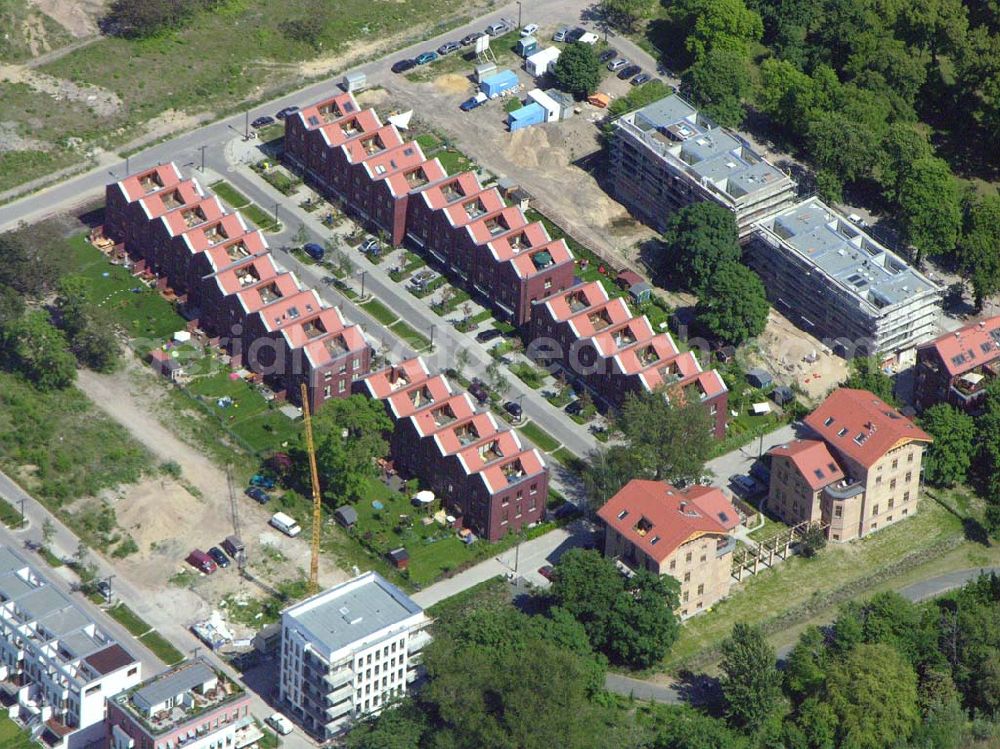 Berlin - Rummelsburg from above - 26.05.2005 Sanierung der Knabenhäuser und Baustelle Berlin Terrace Berlin Rummelsburg.Die gelb verklinkerten, Mitte des 19. Jahrhunderts errichteten Gebäude des ehemaligen Friedrichs-Waisenhauses stehen direkt am Wasser. Das von der Wasserstadt GmbH konzipierte Wohnmodell Berlin Terrace ist eine architektonische und städtebauliche Antwort auf die sozialen und ökonomischen Anforderungen des 21. Jahrhunderts.