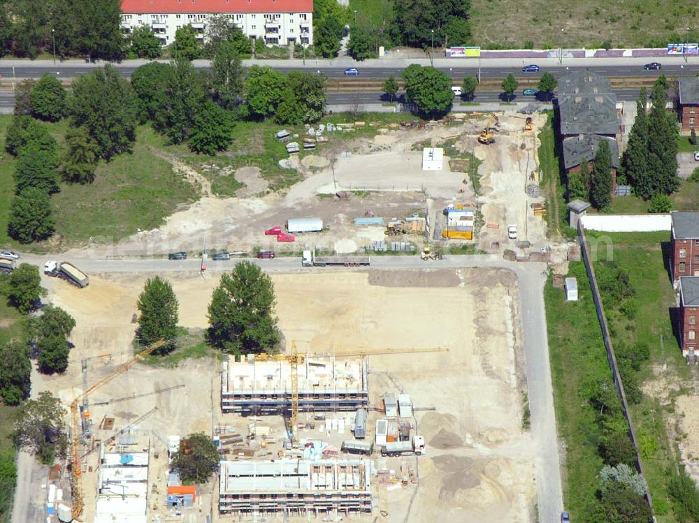 Aerial image Berlin - Rummelsburg - 26.05.2005 Sanierung der Knabenhäuser und Baustelle Berlin Terrace Berlin Rummelsburg.Die gelb verklinkerten, Mitte des 19. Jahrhunderts errichteten Gebäude des ehemaligen Friedrichs-Waisenhauses stehen direkt am Wasser. Das von der Wasserstadt GmbH konzipierte Wohnmodell Berlin Terrace ist eine architektonische und städtebauliche Antwort auf die sozialen und ökonomischen Anforderungen des 21. Jahrhunderts.