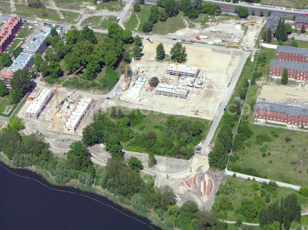 Aerial photograph Berlin - Rummelsburg - 26.05.2005 Sanierung der Knabenhäuser und Baustelle Berlin Terrace Berlin Rummelsburg.Die gelb verklinkerten, Mitte des 19. Jahrhunderts errichteten Gebäude des ehemaligen Friedrichs-Waisenhauses stehen direkt am Wasser. Das von der Wasserstadt GmbH konzipierte Wohnmodell Berlin Terrace ist eine architektonische und städtebauliche Antwort auf die sozialen und ökonomischen Anforderungen des 21. Jahrhunderts.