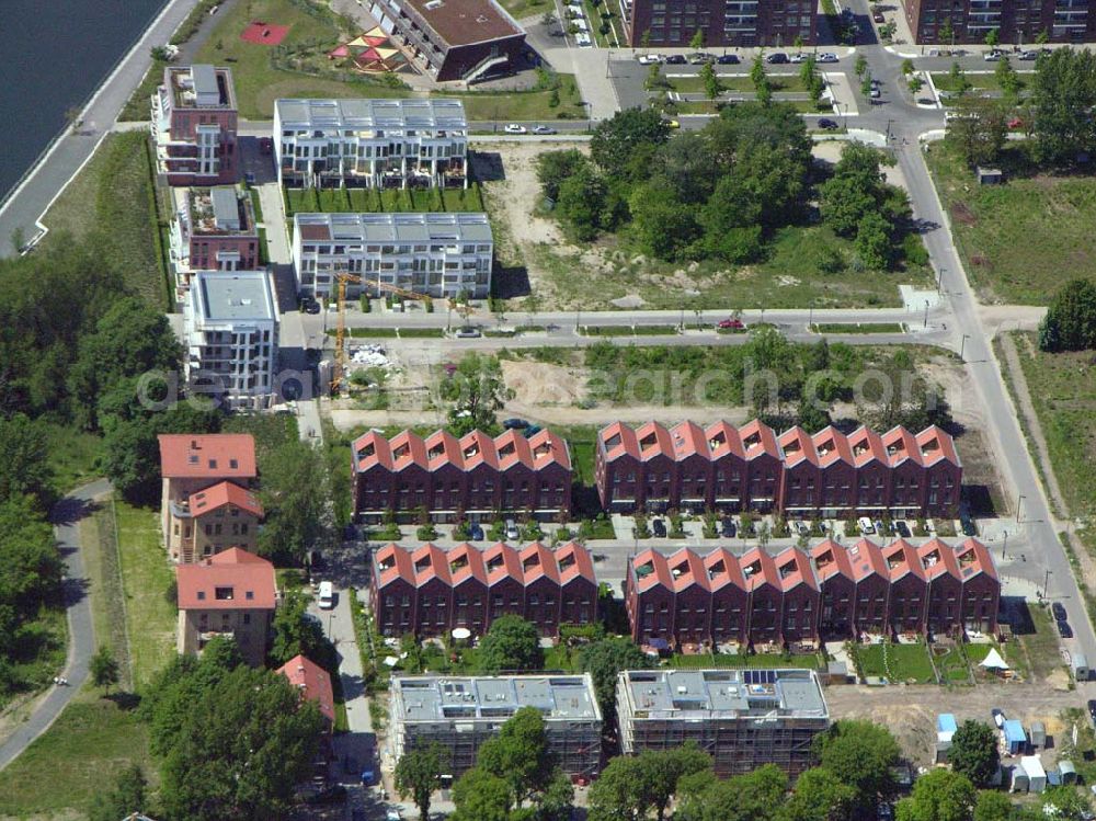 Berlin - Rummelsburg from above - 26.05.2005 Sanierung der Knabenhäuser und Baustelle Berlin Terrace Berlin Rummelsburg.Die gelb verklinkerten, Mitte des 19. Jahrhunderts errichteten Gebäude des ehemaligen Friedrichs-Waisenhauses stehen direkt am Wasser. Das von der Wasserstadt GmbH konzipierte Wohnmodell Berlin Terrace ist eine architektonische und städtebauliche Antwort auf die sozialen und ökonomischen Anforderungen des 21. Jahrhunderts.