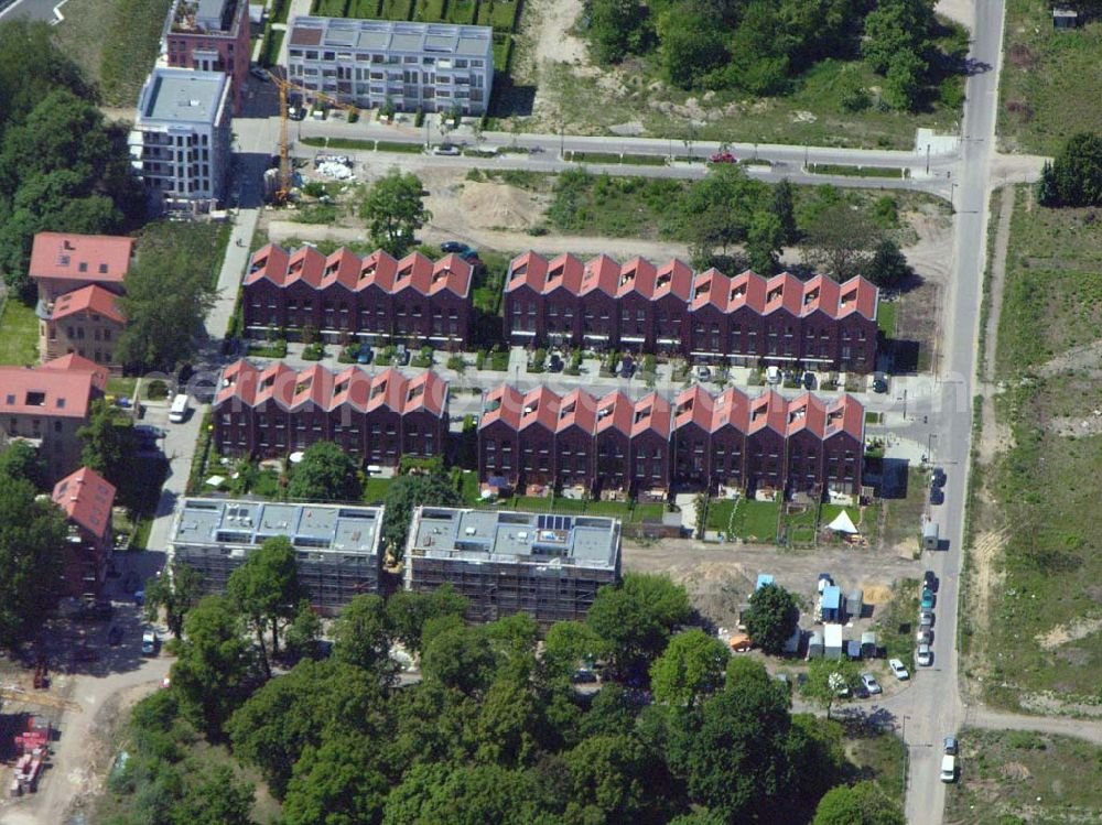 Berlin - Rummelsburg from the bird's eye view: 26.05.2005 Sanierung der Knabenhäuser und Baustelle Berlin Terrace Berlin Rummelsburg.Die gelb verklinkerten, Mitte des 19. Jahrhunderts errichteten Gebäude des ehemaligen Friedrichs-Waisenhauses stehen direkt am Wasser. Das von der Wasserstadt GmbH konzipierte Wohnmodell Berlin Terrace ist eine architektonische und städtebauliche Antwort auf die sozialen und ökonomischen Anforderungen des 21. Jahrhunderts.