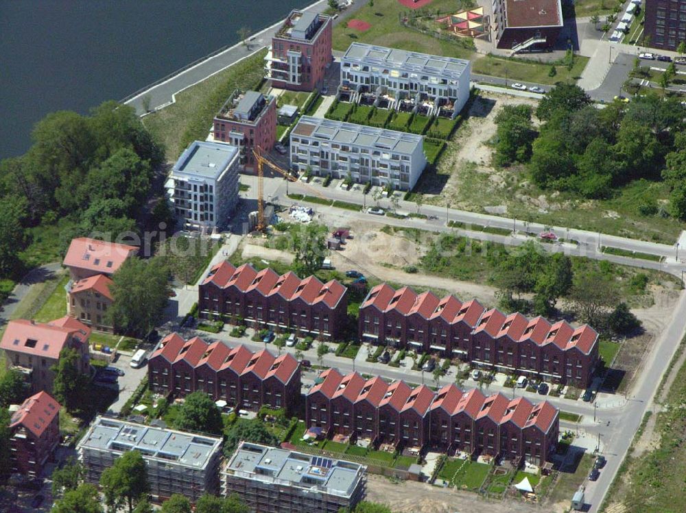 Aerial image Berlin - Rummelsburg - 26.05.2005 Sanierung der Knabenhäuser und Baustelle Berlin Terrace Berlin Rummelsburg.Die gelb verklinkerten, Mitte des 19. Jahrhunderts errichteten Gebäude des ehemaligen Friedrichs-Waisenhauses stehen direkt am Wasser. Das von der Wasserstadt GmbH konzipierte Wohnmodell Berlin Terrace ist eine architektonische und städtebauliche Antwort auf die sozialen und ökonomischen Anforderungen des 21. Jahrhunderts.