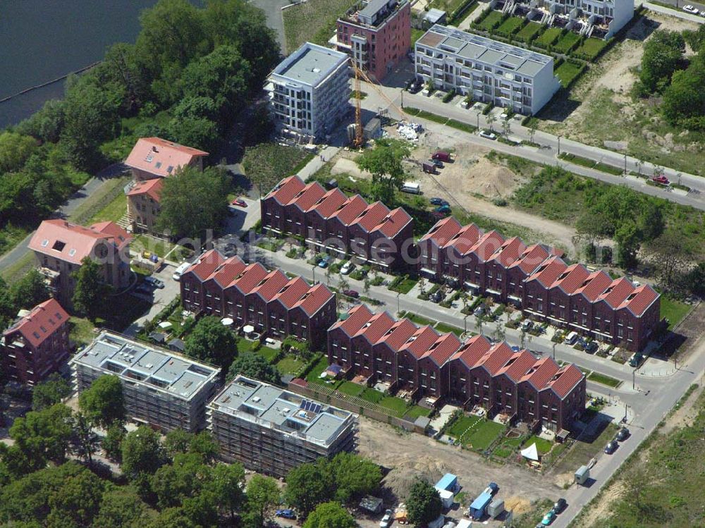 Aerial photograph Berlin - Rummelsburg - 26.05.2005 Sanierung der Knabenhäuser und Baustelle Berlin Terrace Berlin Rummelsburg.Die gelb verklinkerten, Mitte des 19. Jahrhunderts errichteten Gebäude des ehemaligen Friedrichs-Waisenhauses stehen direkt am Wasser. Das von der Wasserstadt GmbH konzipierte Wohnmodell Berlin Terrace ist eine architektonische und städtebauliche Antwort auf die sozialen und ökonomischen Anforderungen des 21. Jahrhunderts.