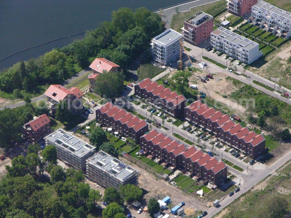 Berlin - Rummelsburg from above - 26.05.2005 Sanierung der Knabenhäuser und Baustelle Berlin Terrace Berlin Rummelsburg.Die gelb verklinkerten, Mitte des 19. Jahrhunderts errichteten Gebäude des ehemaligen Friedrichs-Waisenhauses stehen direkt am Wasser. Das von der Wasserstadt GmbH konzipierte Wohnmodell Berlin Terrace ist eine architektonische und städtebauliche Antwort auf die sozialen und ökonomischen Anforderungen des 21. Jahrhunderts.