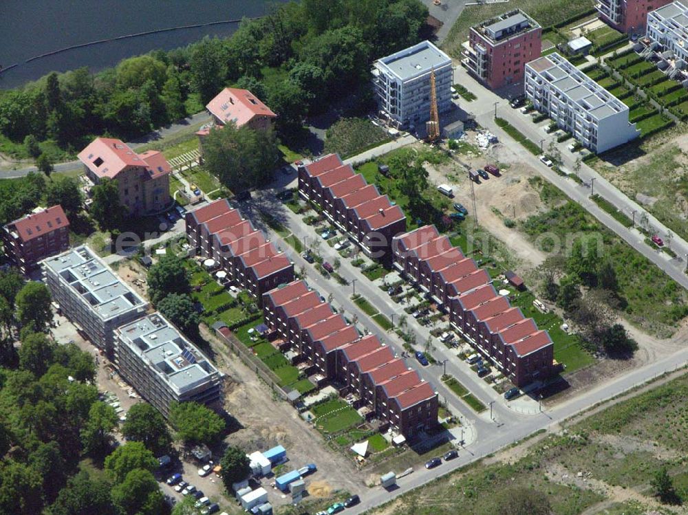 Berlin - Rummelsburg from the bird's eye view: 26.05.2005 Sanierung der Knabenhäuser und Baustelle Berlin Terrace Berlin Rummelsburg.Die gelb verklinkerten, Mitte des 19. Jahrhunderts errichteten Gebäude des ehemaligen Friedrichs-Waisenhauses stehen direkt am Wasser. Das von der Wasserstadt GmbH konzipierte Wohnmodell Berlin Terrace ist eine architektonische und städtebauliche Antwort auf die sozialen und ökonomischen Anforderungen des 21. Jahrhunderts.