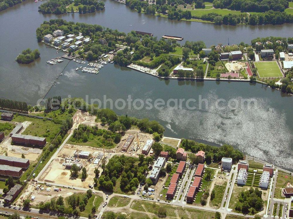 Aerial image Berlin - Rummelsburg - 26.05.2005 Sanierung der Knabenhäuser und Baustelle Berlin Terrace Berlin Rummelsburg.Die gelb verklinkerten, Mitte des 19. Jahrhunderts errichteten Gebäude des ehemaligen Friedrichs-Waisenhauses stehen direkt am Wasser. Das von der Wasserstadt GmbH konzipierte Wohnmodell Berlin Terrace ist eine architektonische und städtebauliche Antwort auf die sozialen und ökonomischen Anforderungen des 21. Jahrhunderts.