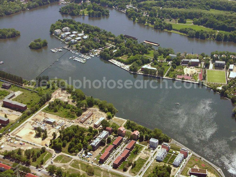 Aerial photograph Berlin - Rummelsburg - 26.05.2005 Sanierung der Knabenhäuser und Baustelle Berlin Terrace Berlin Rummelsburg.Die gelb verklinkerten, Mitte des 19. Jahrhunderts errichteten Gebäude des ehemaligen Friedrichs-Waisenhauses stehen direkt am Wasser. Das von der Wasserstadt GmbH konzipierte Wohnmodell Berlin Terrace ist eine architektonische und städtebauliche Antwort auf die sozialen und ökonomischen Anforderungen des 21. Jahrhunderts.