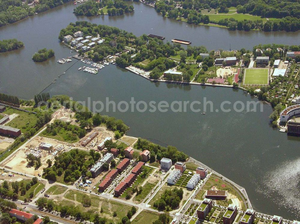 Berlin - Rummelsburg from above - 26.05.2005 Sanierung der Knabenhäuser und Baustelle Berlin Terrace Berlin Rummelsburg.Die gelb verklinkerten, Mitte des 19. Jahrhunderts errichteten Gebäude des ehemaligen Friedrichs-Waisenhauses stehen direkt am Wasser. Das von der Wasserstadt GmbH konzipierte Wohnmodell Berlin Terrace ist eine architektonische und städtebauliche Antwort auf die sozialen und ökonomischen Anforderungen des 21. Jahrhunderts.