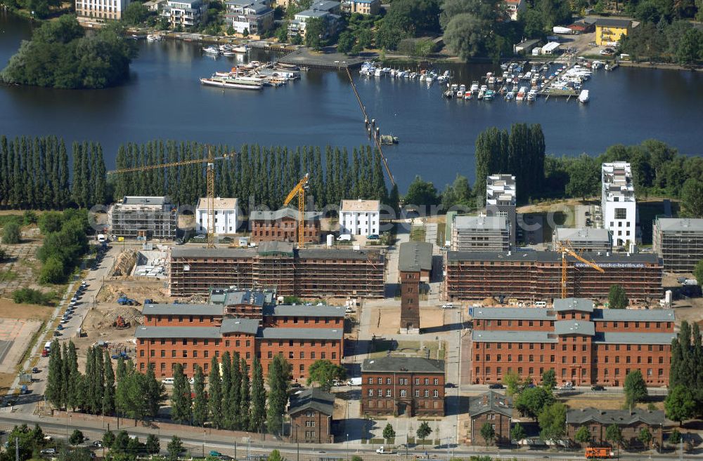 Aerial photograph Berlin - Ehemalige Gebäude der Justizvollzugsanstalt in der Rummelsburger Bucht in Berlin. Die Maruhn Immobiliengruppe errichtet hier derzeit 150 Eigentumswohnungen in bestehenden Altbauten sowie von 80 Wohnungen in Neubauten zu beginnen. Die Bauten befinden sich auf dem Gelände der denkmalgeschützten ehemaligen Haftanstalt Rummelsburg in Berlin-Lichtenberg, errichtet 1878/79 von Hermann Blankenstein. Einbezogen in die jetzt beginnende Bautätigkeit werden sechs so genannte Verwahrhäuser des Gefängnisses, der Turm des ehemaligen Heizhauses, das Wäschereigebäude sowie das einstige Lazarett. In den Verwahrbauten entstehen Wohnungen von 42 bis 136 Quadratmetern Fläche. Investiert werden 40 Millionen Euro; die Baumaßnahmen sollen 2008/09 abgeschlossen sein.