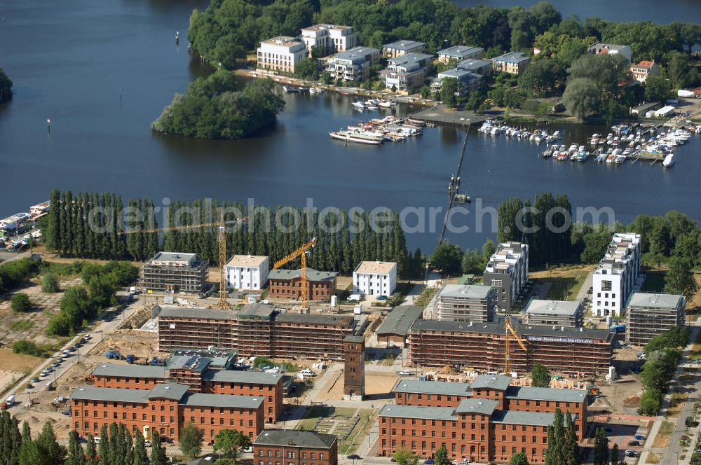 Berlin from above - Ehemalige Gebäude der Justizvollzugsanstalt in der Rummelsburger Bucht in Berlin. Die Maruhn Immobiliengruppe errichtet hier derzeit 150 Eigentumswohnungen in bestehenden Altbauten sowie von 80 Wohnungen in Neubauten zu beginnen. Die Bauten befinden sich auf dem Gelände der denkmalgeschützten ehemaligen Haftanstalt Rummelsburg in Berlin-Lichtenberg, errichtet 1878/79 von Hermann Blankenstein. Einbezogen in die jetzt beginnende Bautätigkeit werden sechs so genannte Verwahrhäuser des Gefängnisses, der Turm des ehemaligen Heizhauses, das Wäschereigebäude sowie das einstige Lazarett. In den Verwahrbauten entstehen Wohnungen von 42 bis 136 Quadratmetern Fläche. Investiert werden 40 Millionen Euro; die Baumaßnahmen sollen 2008/09 abgeschlossen sein.