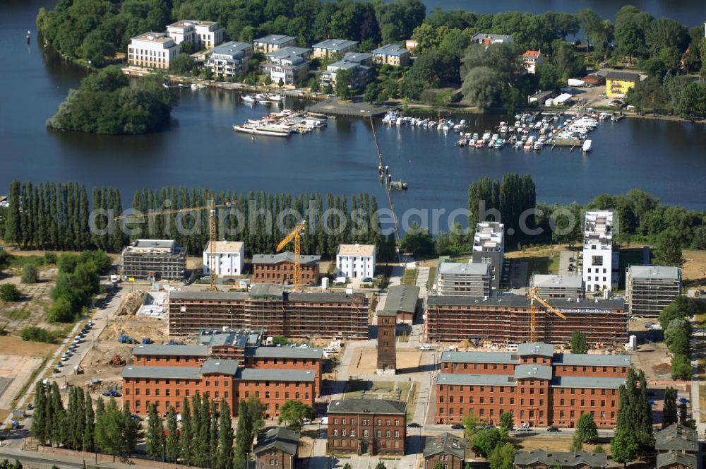 Berlin from the bird's eye view: Ehemalige Gebäude der Justizvollzugsanstalt in der Rummelsburger Bucht in Berlin. Die Maruhn Immobiliengruppe errichtet hier derzeit 150 Eigentumswohnungen in bestehenden Altbauten sowie von 80 Wohnungen in Neubauten zu beginnen. Die Bauten befinden sich auf dem Gelände der denkmalgeschützten ehemaligen Haftanstalt Rummelsburg in Berlin-Lichtenberg, errichtet 1878/79 von Hermann Blankenstein. Einbezogen in die jetzt beginnende Bautätigkeit werden sechs so genannte Verwahrhäuser des Gefängnisses, der Turm des ehemaligen Heizhauses, das Wäschereigebäude sowie das einstige Lazarett. In den Verwahrbauten entstehen Wohnungen von 42 bis 136 Quadratmetern Fläche. Investiert werden 40 Millionen Euro; die Baumaßnahmen sollen 2008/09 abgeschlossen sein.