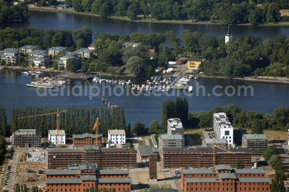 Aerial image Berlin - Ehemalige Gebäude der Justizvollzugsanstalt in der Rummelsburger Bucht in Berlin. Die Maruhn Immobiliengruppe errichtet hier derzeit 150 Eigentumswohnungen in bestehenden Altbauten sowie von 80 Wohnungen in Neubauten zu beginnen. Die Bauten befinden sich auf dem Gelände der denkmalgeschützten ehemaligen Haftanstalt Rummelsburg in Berlin-Lichtenberg, errichtet 1878/79 von Hermann Blankenstein. Einbezogen in die jetzt beginnende Bautätigkeit werden sechs so genannte Verwahrhäuser des Gefängnisses, der Turm des ehemaligen Heizhauses, das Wäschereigebäude sowie das einstige Lazarett. In den Verwahrbauten entstehen Wohnungen von 42 bis 136 Quadratmetern Fläche. Investiert werden 40 Millionen Euro; die Baumaßnahmen sollen 2008/09 abgeschlossen sein.