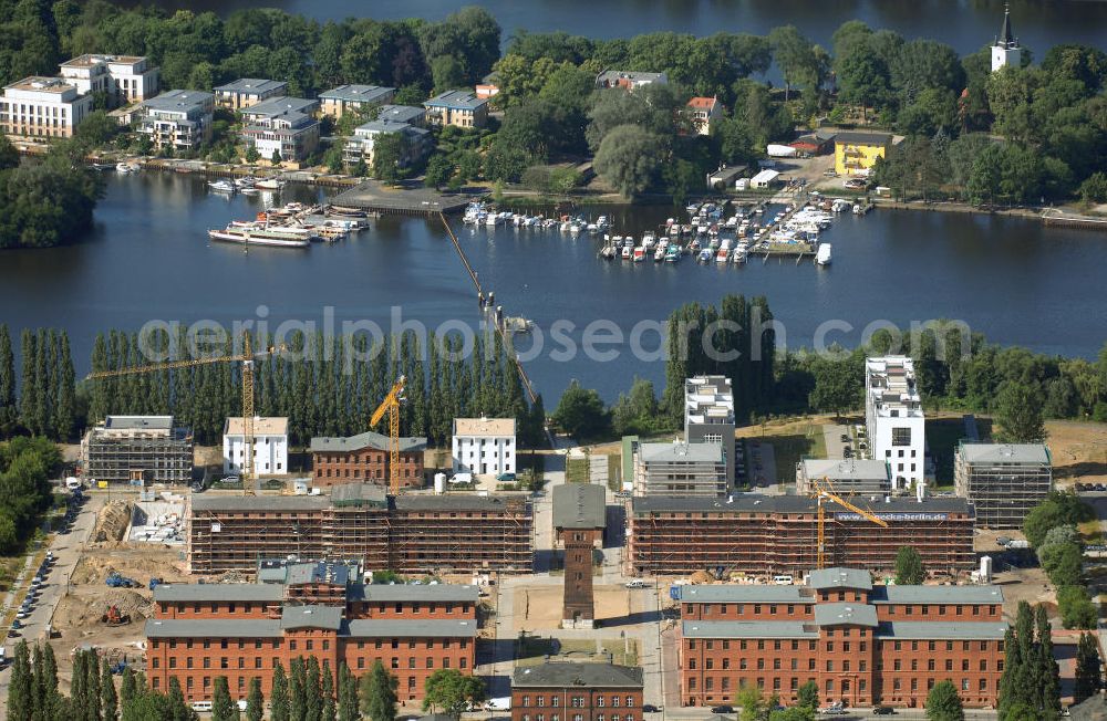 Aerial photograph Berlin - Ehemalige Gebäude der Justizvollzugsanstalt in der Rummelsburger Bucht in Berlin. Die Maruhn Immobiliengruppe errichtet hier derzeit 150 Eigentumswohnungen in bestehenden Altbauten sowie von 80 Wohnungen in Neubauten zu beginnen. Die Bauten befinden sich auf dem Gelände der denkmalgeschützten ehemaligen Haftanstalt Rummelsburg in Berlin-Lichtenberg, errichtet 1878/79 von Hermann Blankenstein. Einbezogen in die jetzt beginnende Bautätigkeit werden sechs so genannte Verwahrhäuser des Gefängnisses, der Turm des ehemaligen Heizhauses, das Wäschereigebäude sowie das einstige Lazarett. In den Verwahrbauten entstehen Wohnungen von 42 bis 136 Quadratmetern Fläche. Investiert werden 40 Millionen Euro; die Baumaßnahmen sollen 2008/09 abgeschlossen sein.