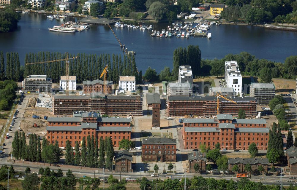 Berlin from above - Ehemalige Gebäude der Justizvollzugsanstalt in der Rummelsburger Bucht in Berlin. Die Maruhn Immobiliengruppe errichtet hier derzeit 150 Eigentumswohnungen in bestehenden Altbauten sowie von 80 Wohnungen in Neubauten zu beginnen. Die Bauten befinden sich auf dem Gelände der denkmalgeschützten ehemaligen Haftanstalt Rummelsburg in Berlin-Lichtenberg, errichtet 1878/79 von Hermann Blankenstein. Einbezogen in die jetzt beginnende Bautätigkeit werden sechs so genannte Verwahrhäuser des Gefängnisses, der Turm des ehemaligen Heizhauses, das Wäschereigebäude sowie das einstige Lazarett. In den Verwahrbauten entstehen Wohnungen von 42 bis 136 Quadratmetern Fläche. Investiert werden 40 Millionen Euro; die Baumaßnahmen sollen 2008/09 abgeschlossen sein.