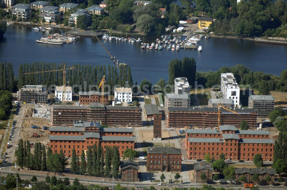 Berlin from the bird's eye view: Ehemalige Gebäude der Justizvollzugsanstalt in der Rummelsburger Bucht in Berlin. Die Maruhn Immobiliengruppe errichtet hier derzeit 150 Eigentumswohnungen in bestehenden Altbauten sowie von 80 Wohnungen in Neubauten zu beginnen. Die Bauten befinden sich auf dem Gelände der denkmalgeschützten ehemaligen Haftanstalt Rummelsburg in Berlin-Lichtenberg, errichtet 1878/79 von Hermann Blankenstein. Einbezogen in die jetzt beginnende Bautätigkeit werden sechs so genannte Verwahrhäuser des Gefängnisses, der Turm des ehemaligen Heizhauses, das Wäschereigebäude sowie das einstige Lazarett. In den Verwahrbauten entstehen Wohnungen von 42 bis 136 Quadratmetern Fläche. Investiert werden 40 Millionen Euro; die Baumaßnahmen sollen 2008/09 abgeschlossen sein.