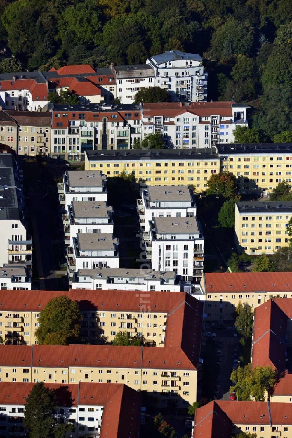 Berlin Lichtenberg from the bird's eye view: Residential development - development with multi-family homes on the street moellensdorf in Berlin Lichtenberg