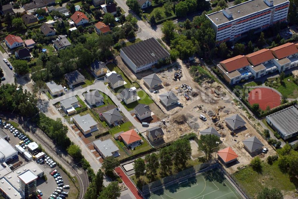 Aerial photograph Berlin - Blick auf das Wohnneubaubaufeld der PREMIER Wohnbau an der Chaqrlottenstrasse in Berlin-Biesdorf