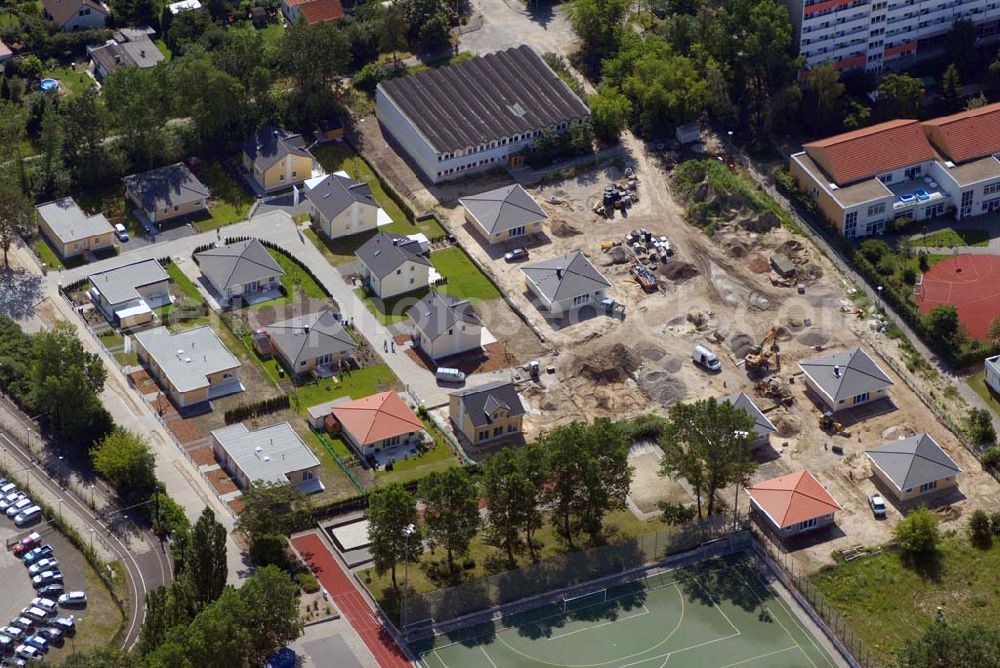 Aerial photograph Berlin - Blick auf das Wohnneubaubaufeld der PREMIER Wohnbau an der Chaqrlottenstrasse in Berlin-Biesdorf