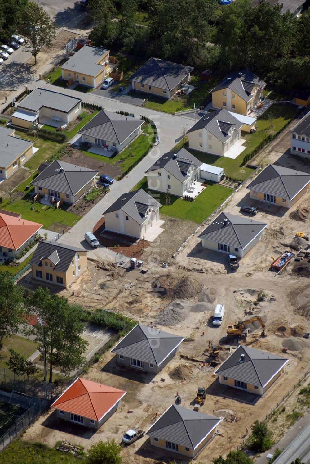 Aerial image Berlin - Blick auf das Wohnneubaubaufeld der PREMIER Wohnbau an der Chaqrlottenstrasse in Berlin-Biesdorf