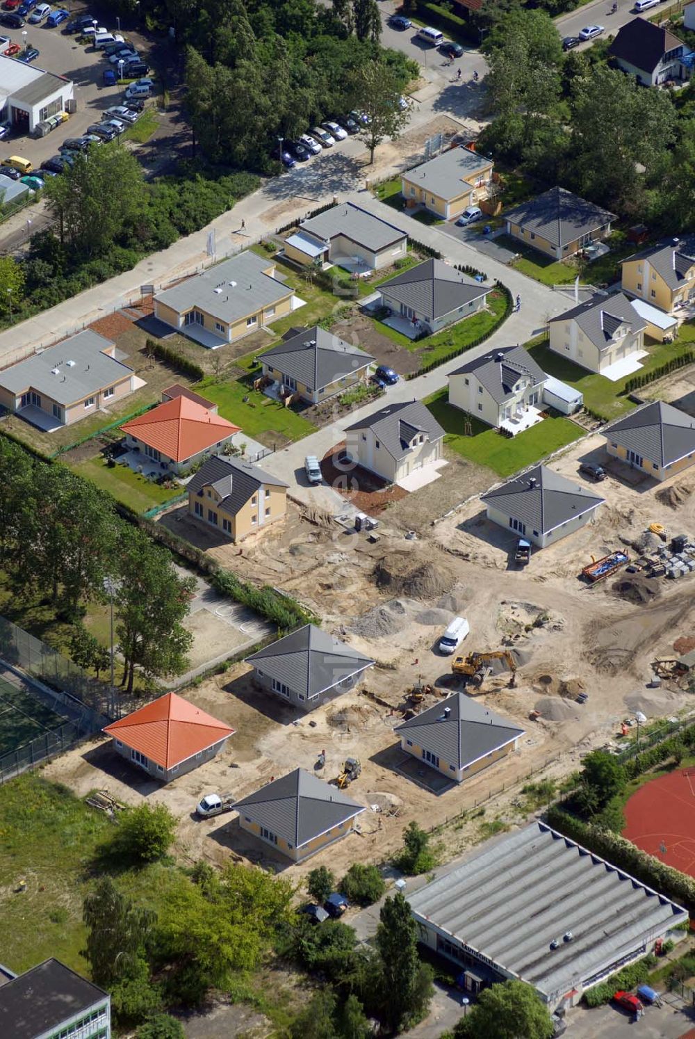 Berlin from above - Blick auf das Wohnneubaubaufeld der PREMIER Wohnbau an der Chaqrlottenstrasse in Berlin-Biesdorf