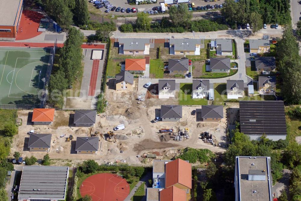 Aerial image Berlin - Blick auf das Wohnneubaubaufeld der PREMIER Wohnbau an der Chaqrlottenstrasse in Berlin-Biesdorf