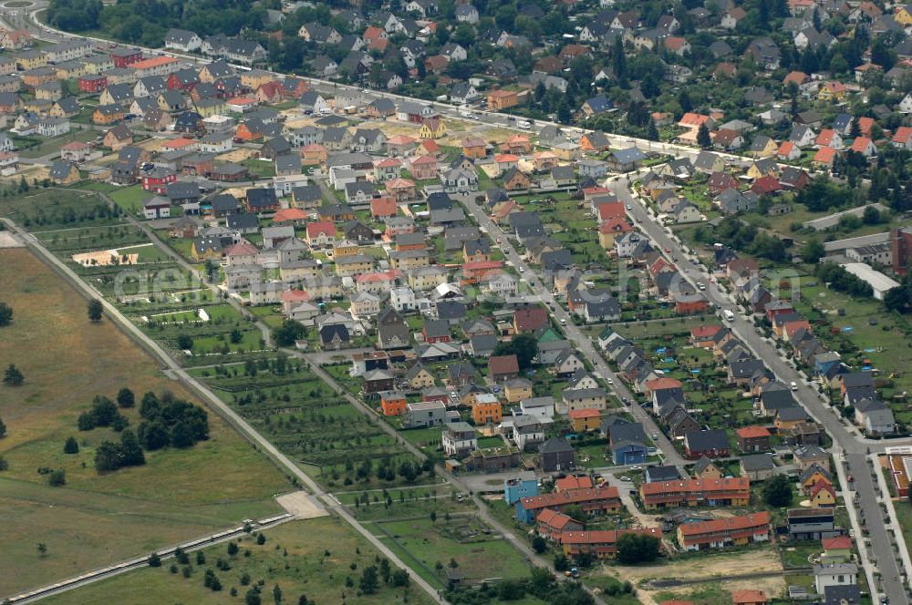 Aerial image Berlin - Blick auf ein Einfamilienhauswohngebiet an der Wright-Allee / Melly-Beese-Straße auf dem Areal des ehemaligen Flugplatz Johannisthal im Stadtbezirk Treptow-Köpenick. Inmitten dieser Gebietes befindet sich auch die Bau- und Wohngemeinschaft Lebenstraum Johannisthal, ein Zusammenschluss von 19 Häusern verschiedenster Einwohner im Landschaftspark Johannisthal unter dem Motto Wohnen in der Zukunft.