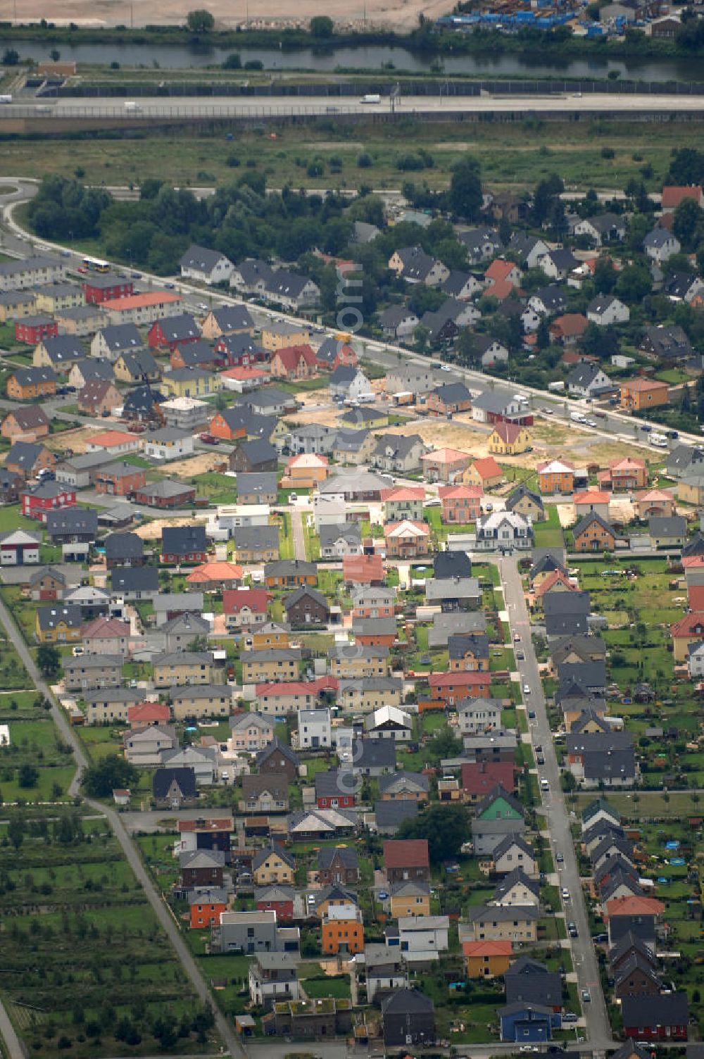 Aerial photograph Berlin - Blick auf ein Einfamilienhauswohngebiet an der Wright-Allee / Melly-Beese-Straße auf dem Areal des ehemaligen Flugplatz Johannisthal im Stadtbezirk Treptow-Köpenick. Inmitten dieser Gebietes befindet sich auch die Bau- und Wohngemeinschaft Lebenstraum Johannisthal, ein Zusammenschluss von 19 Häusern verschiedenster Einwohner im Landschaftspark Johannisthal unter dem Motto Wohnen in der Zukunft.