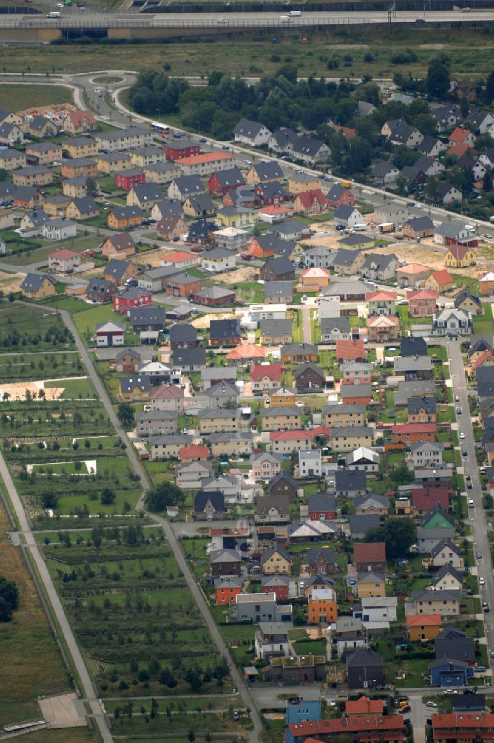 Berlin from above - Blick auf ein Einfamilienhauswohngebiet an der Wright-Allee / Melly-Beese-Straße auf dem Areal des ehemaligen Flugplatz Johannisthal im Stadtbezirk Treptow-Köpenick. Inmitten dieser Gebietes befindet sich auch die Bau- und Wohngemeinschaft Lebenstraum Johannisthal, ein Zusammenschluss von 19 Häusern verschiedenster Einwohner im Landschaftspark Johannisthal unter dem Motto Wohnen in der Zukunft.