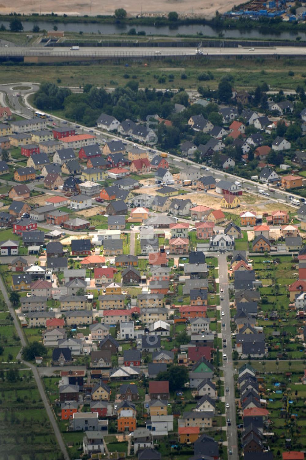 Berlin from the bird's eye view: Blick auf ein Einfamilienhauswohngebiet an der Wright-Allee / Melly-Beese-Straße auf dem Areal des ehemaligen Flugplatz Johannisthal im Stadtbezirk Treptow-Köpenick. Inmitten dieser Gebietes befindet sich auch die Bau- und Wohngemeinschaft Lebenstraum Johannisthal, ein Zusammenschluss von 19 Häusern verschiedenster Einwohner im Landschaftspark Johannisthal unter dem Motto Wohnen in der Zukunft.