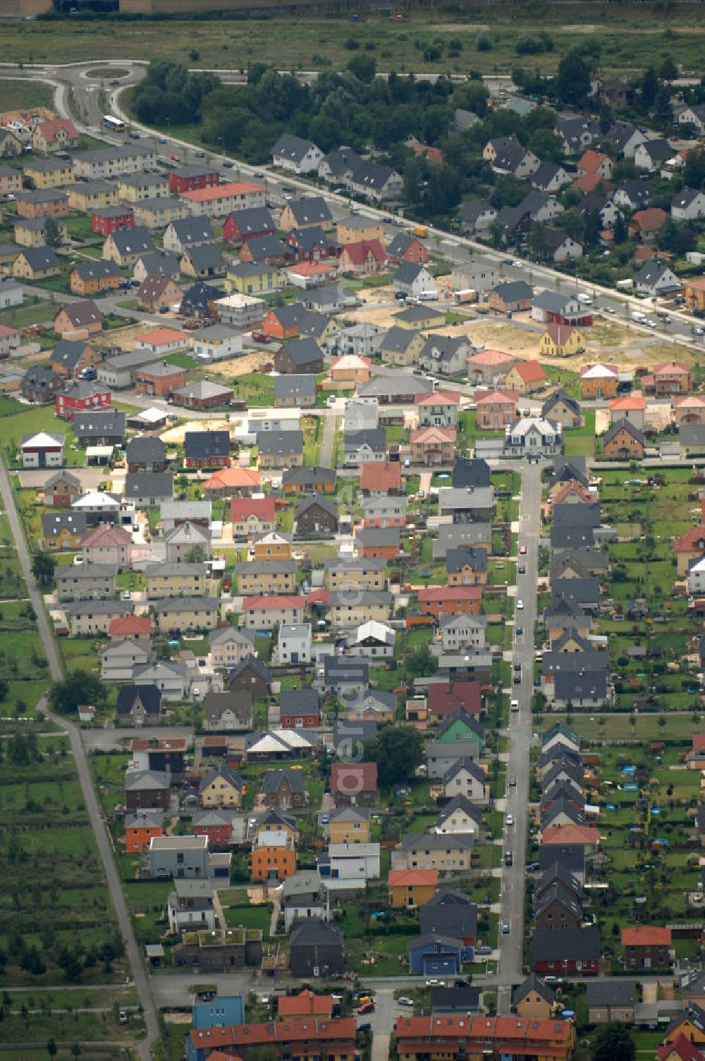 Aerial image Berlin - Blick auf ein Einfamilienhauswohngebiet an der Wright-Allee / Melly-Beese-Straße auf dem Areal des ehemaligen Flugplatz Johannisthal im Stadtbezirk Treptow-Köpenick. Inmitten dieser Gebietes befindet sich auch die Bau- und Wohngemeinschaft Lebenstraum Johannisthal, ein Zusammenschluss von 19 Häusern verschiedenster Einwohner im Landschaftspark Johannisthal unter dem Motto Wohnen in der Zukunft.