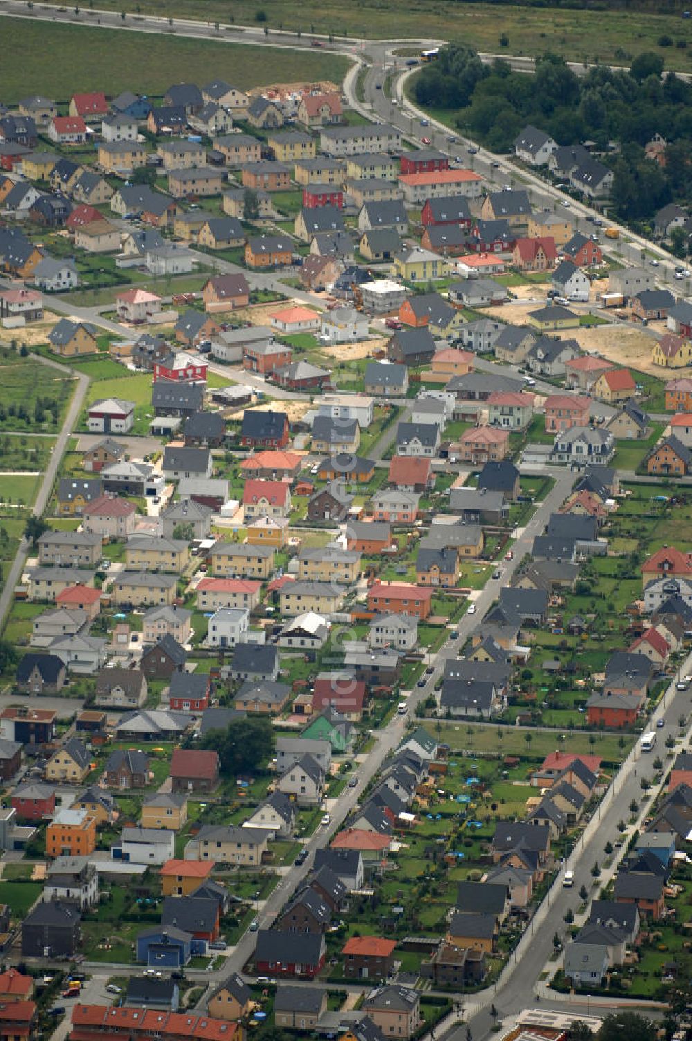 Aerial photograph Berlin - Blick auf ein Einfamilienhauswohngebiet an der Wright-Allee / Melly-Beese-Straße auf dem Areal des ehemaligen Flugplatz Johannisthal im Stadtbezirk Treptow-Köpenick. Inmitten dieser Gebietes befindet sich auch die Bau- und Wohngemeinschaft Lebenstraum Johannisthal, ein Zusammenschluss von 19 Häusern verschiedenster Einwohner im Landschaftspark Johannisthal unter dem Motto Wohnen in der Zukunft.