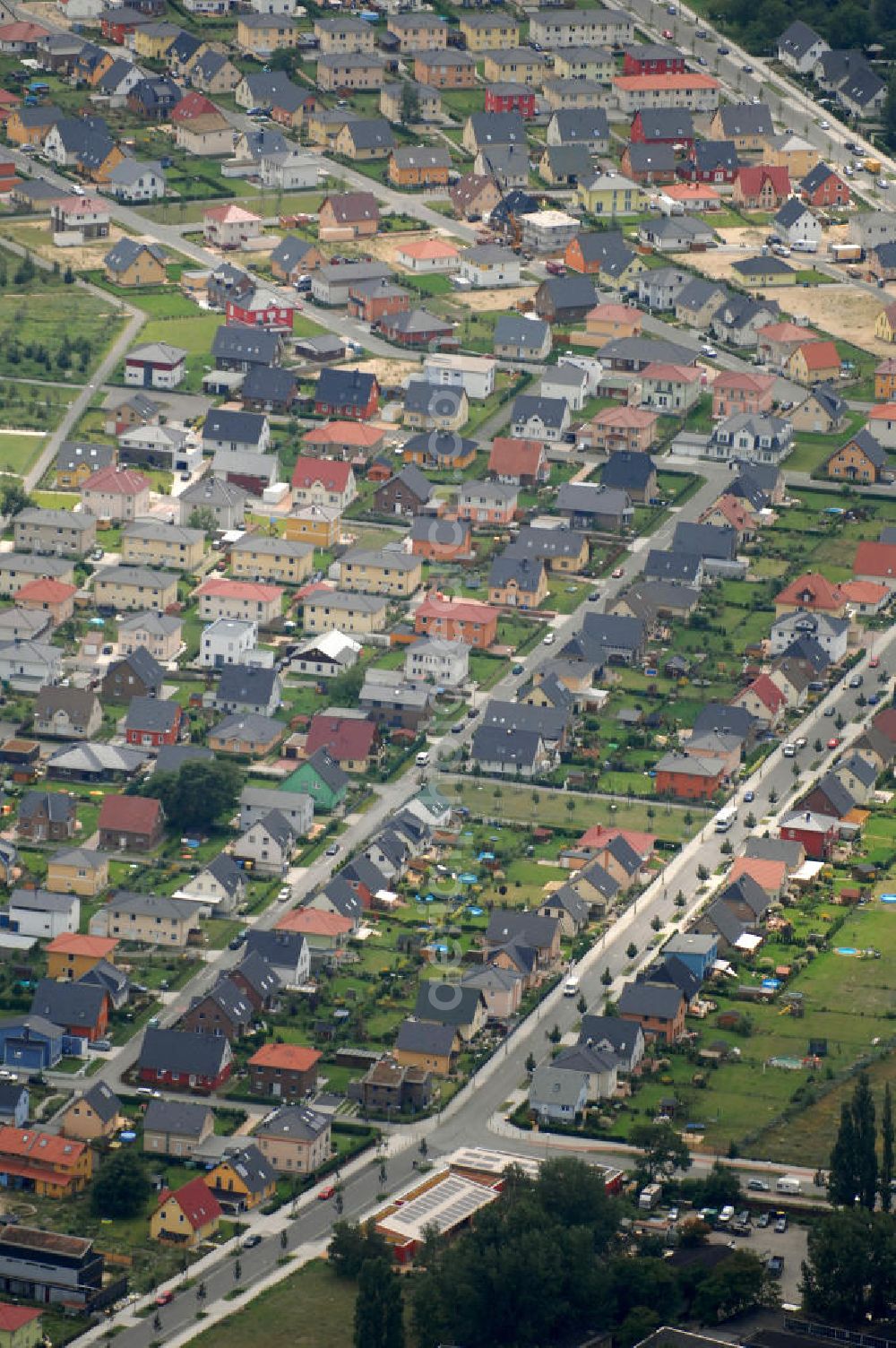 Berlin from above - Blick auf ein Einfamilienhauswohngebiet an der Wright-Allee / Melly-Beese-Straße auf dem Areal des ehemaligen Flugplatz Johannisthal im Stadtbezirk Treptow-Köpenick. Inmitten dieser Gebietes befindet sich auch die Bau- und Wohngemeinschaft Lebenstraum Johannisthal, ein Zusammenschluss von 19 Häusern verschiedenster Einwohner im Landschaftspark Johannisthal unter dem Motto Wohnen in der Zukunft.