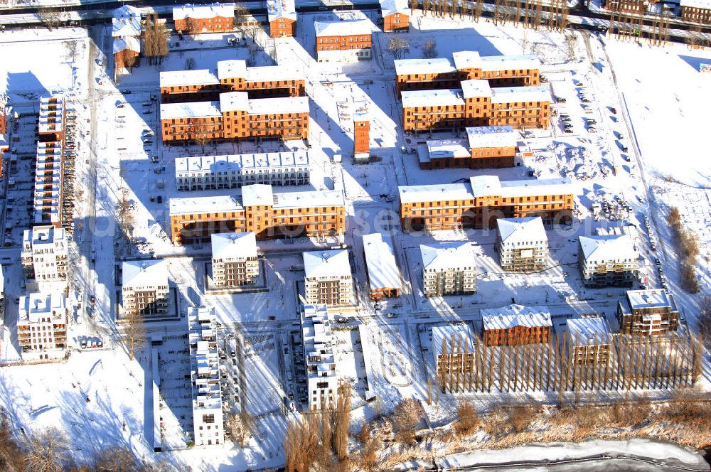 Berlin from above - Blick auf das winterlich verschneite Wohngebiet auf dem Gelände der ehemaligen Haftanstalt Rummelsburg an der Hauptstraße, der heutigen Wohnanlage Berlin Campus. Modern umgebaut und saniert wurden die sechs Verwahrhäuser aus den Jahren 1877 bis 1879. Die Berliner Maruhn-Immobiliengruppe hatte das Grundstück im Januar 2007 nach 17 Jahren schleichendem Verfall erworben. Sie investiert zusammen mit der Grundstein Bauträger GmbH.