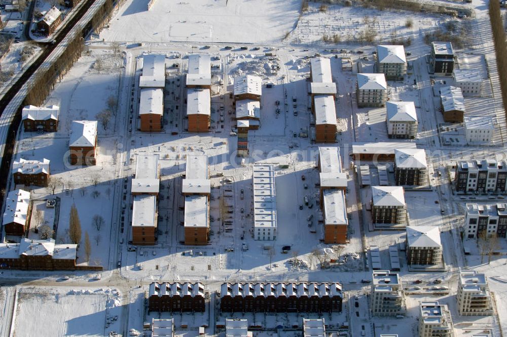 Aerial image Berlin - Blick auf das winterlich verschneite Wohngebiet auf dem Gelände der ehemaligen Haftanstalt Rummelsburg an der Hauptstraße, der heutigen Wohnanlage Berlin Campus. Modern umgebaut und saniert wurden die sechs Verwahrhäuser aus den Jahren 1877 bis 1879. Die Berliner Maruhn-Immobiliengruppe hatte das Grundstück im Januar 2007 nach 17 Jahren schleichendem Verfall erworben. Sie investiert zusammen mit der Grundstein Bauträger GmbH.