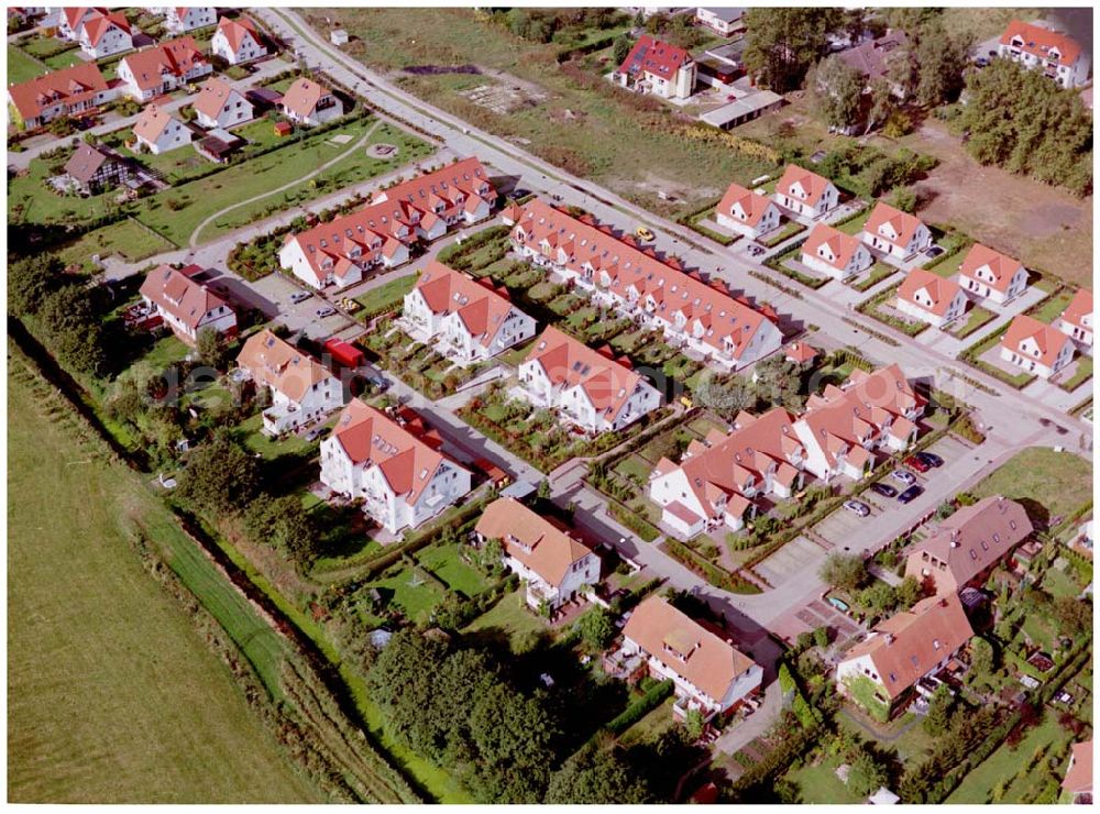 Graal-Müritz / Mecklenburg Vorpommern from the bird's eye view: Wohnneubaugebiet der HAWO KG in Graal - Müritz Mecklenburg Vorpommern / 27.09.02