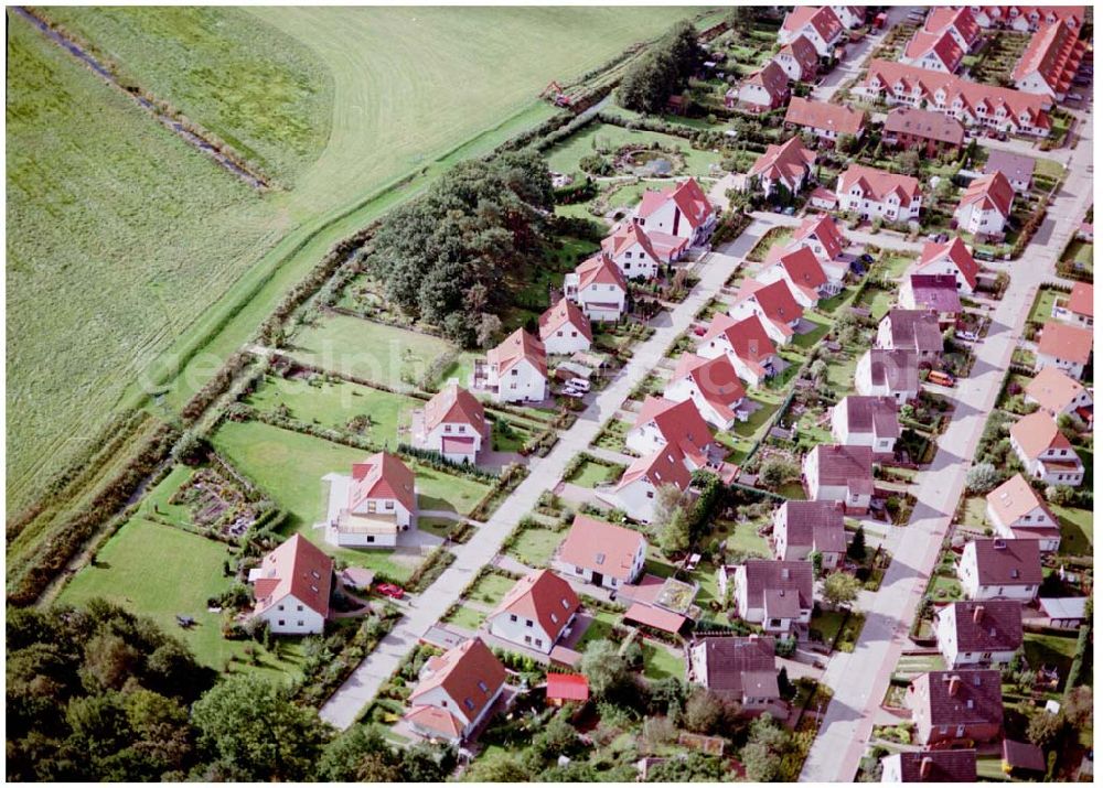 Graal-Müritz / Mecklenburg Vorpommern from the bird's eye view: Wohnneubaugebiet der HAWO KG in Graal - Müritz Mecklenburg Vorpommern / 27.09.02