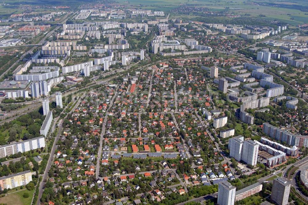 Berlin from above - Blick auf das Wohnneubaugebiet an der Landsberger Allee, Marzahner Promenade mit dem Dorf Alt Marzahn, sowie den Einfamilienhaussiedluungen nördlich der Poelchaustraße an der Bruno-Baum-Straße, Sterckmannweg und Manksweg.