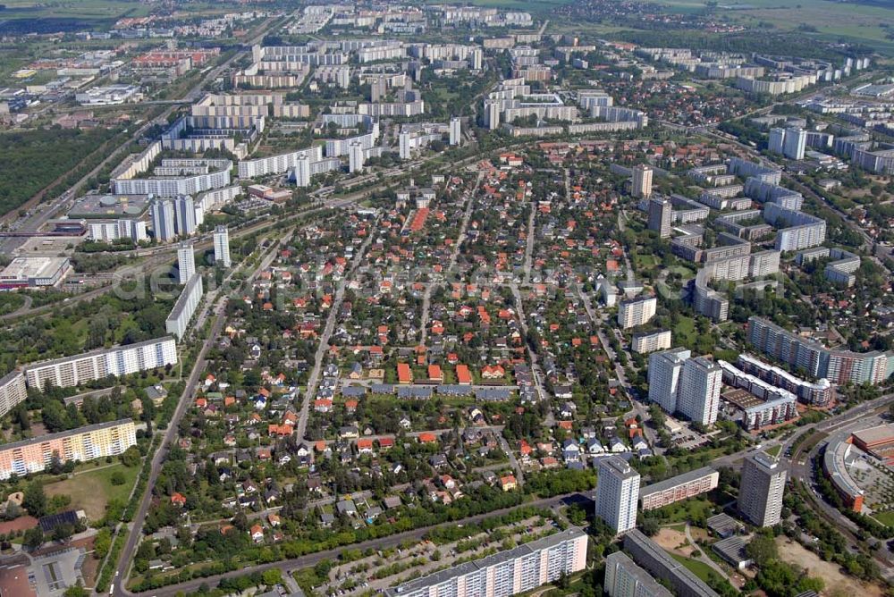 Berlin from the bird's eye view: Blick auf das Wohnneubaugebiet an der Landsberger Allee, Marzahner Promenade mit dem Dorf Alt Marzahn, sowie den Einfamilienhaussiedluungen nördlich der Poelchaustraße an der Bruno-Baum-Straße, Sterckmannweg und Manksweg.