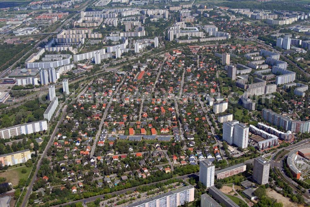 Aerial image Berlin - Blick auf das Wohnneubaugebiet an der Landsberger Allee, Marzahner Promenade mit dem Dorf Alt Marzahn, sowie den Einfamilienhaussiedluungen nördlich der Poelchaustraße an der Bruno-Baum-Straße, Sterckmannweg und Manksweg.