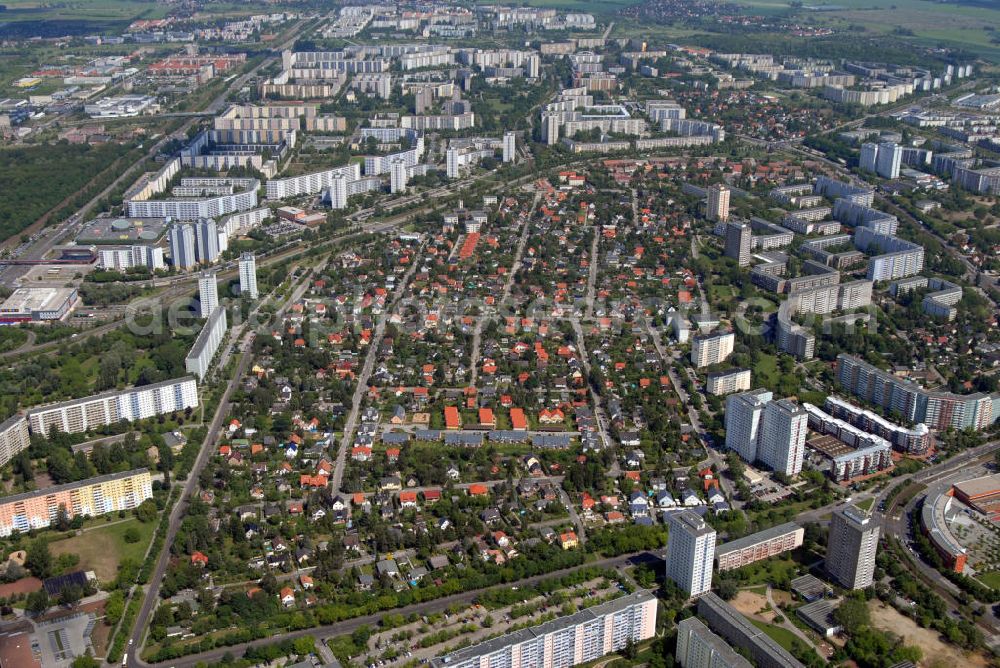 Aerial photograph Berlin - Blick auf das Wohnneubaugebiet an der Landsberger Allee, Marzahner Promenade mit dem Dorf Alt Marzahn, sowie den Einfamilienhaussiedluungen nördlich der Poelchaustraße an der Bruno-Baum-Straße, Sterckmannweg und Manksweg.