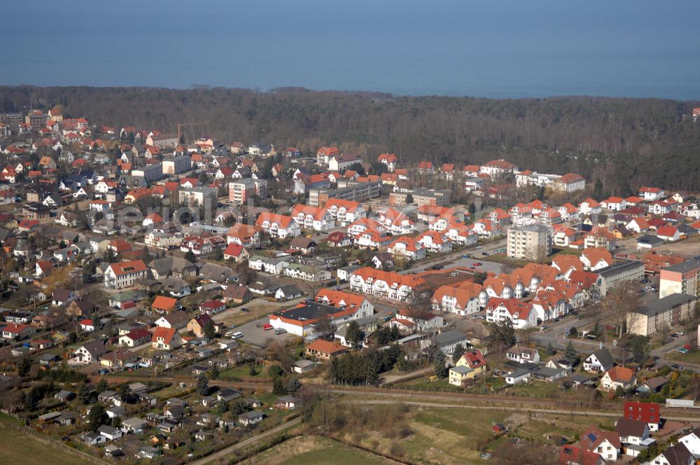 Graal-Müritz from above - Blick auf das Wohngebiet an der Lange Straße der HAWO Bauträger KG in unmittelbarer Strandnähe im Ostseeheilbad Graal-Müritz.