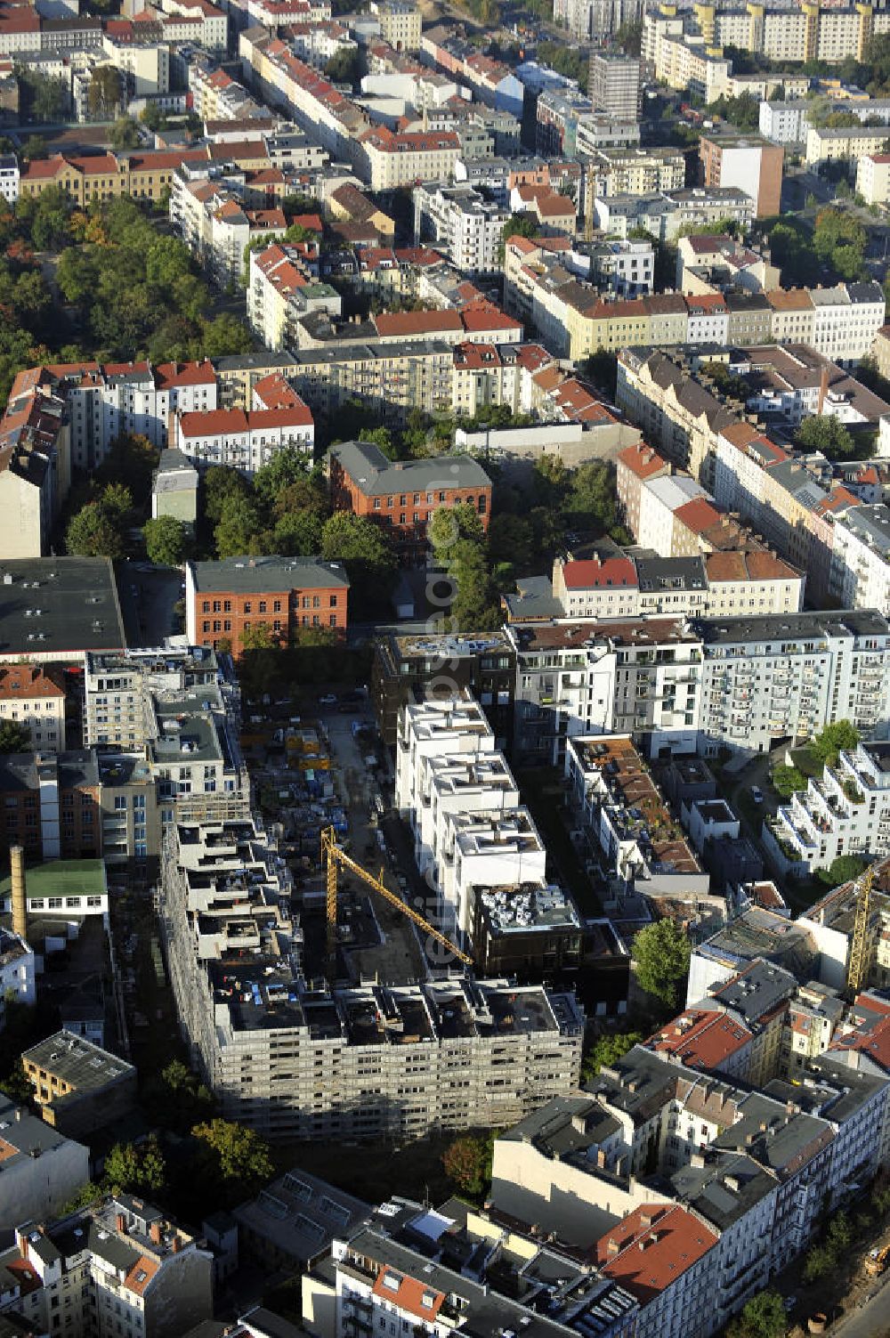 Aerial photograph Berlin - Blick auf die Baustelle des Wohnneubaugebiet Marthashof an der Schwedter Straße im Stadtteil Prenzlauer Berg. Der Neubau ist ein Projekt der STOFANEL Investment AG , Projektsteuerer die city Bauten mbH, Baufirma die ALPINE Bau Deutschland. View of the residential development area „Marthashof Urban Village“ at the Berlin - district Prenzlauer Berg.