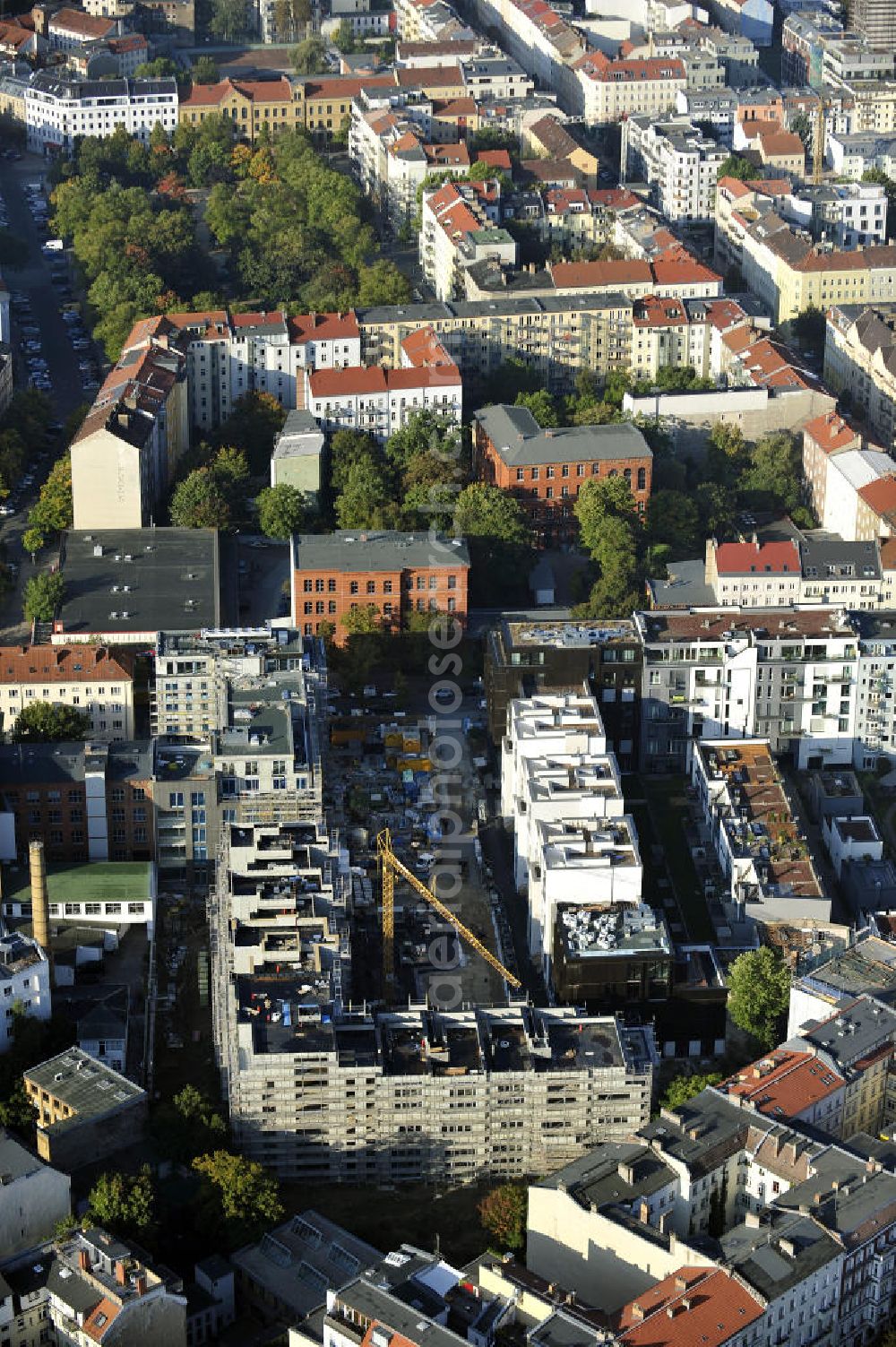 Berlin from above - Blick auf die Baustelle des Wohnneubaugebiet Marthashof an der Schwedter Straße im Stadtteil Prenzlauer Berg. Der Neubau ist ein Projekt der STOFANEL Investment AG , Projektsteuerer die city Bauten mbH, Baufirma die ALPINE Bau Deutschland. View of the residential development area „Marthashof Urban Village“ at the Berlin - district Prenzlauer Berg.