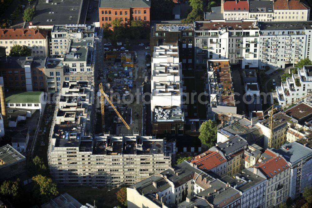 Berlin from the bird's eye view: Blick auf die Baustelle des Wohnneubaugebiet Marthashof an der Schwedter Straße im Stadtteil Prenzlauer Berg. Der Neubau ist ein Projekt der STOFANEL Investment AG , Projektsteuerer die city Bauten mbH, Baufirma die ALPINE Bau Deutschland. View of the residential development area „Marthashof Urban Village“ at the Berlin - district Prenzlauer Berg.